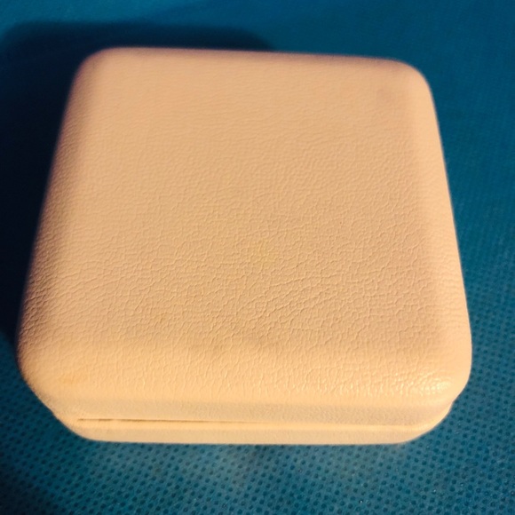 Swarovski crystal Gold Lion pendant and chain - Picture 4 of 4